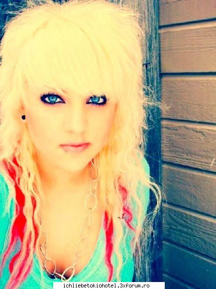 nota arata pitzy nici machiata cum misti imbracata totusi dragutz ღ^~*AdmInIstraToR*~^ღ