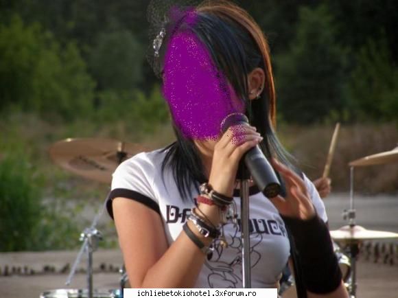 who it`? r...o cantareata foarte foarte dragutza simpatica dintr-o trupa fete canta romana englezaa