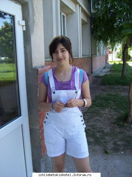 facui pozeeee :nebun:  :nebun: 

aisi eram la  scoala... :nebun:  :nebun: pozele noastre...