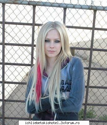Avril Lavigne - e o scummmpa..ador stilul ei si muzia ei.. are un - ღOther Bandsღ