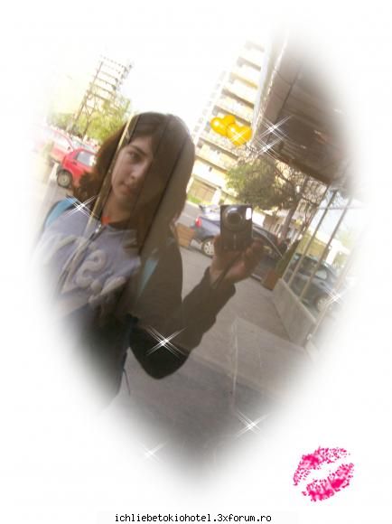 Pozele noastre... - la moldova mall...in geam...cam hada poz a din - ღHallo!!ღ