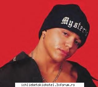 Reptile mai presus de oameni - Rey ii ia mana si i-o duce spre sforile - ღFicurile neterminateღ