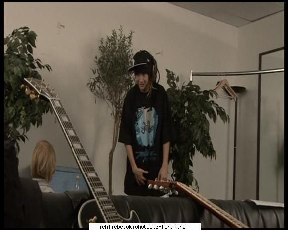 picture(funny) - aha..ii da lectii baietelului..sa devina "expert" - ღTomღ